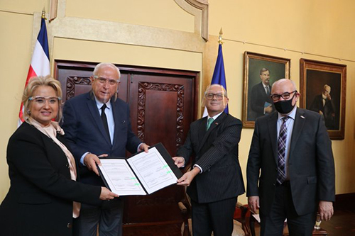 Canciller y ministro de Obras Públicas de Costa Rica, muestran memorándum para el Ferry con El Salvador.