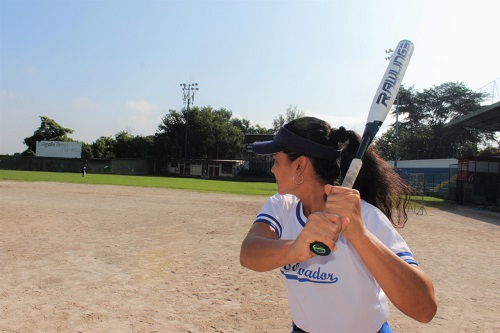atleta del béisbol femenino, en entrenamiento. Ya se inició la fase III para retorno deportivo