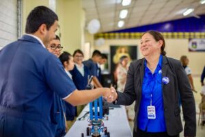 Salvadoreña que participó en proyecto Artemis II visita escuelas de La Paz