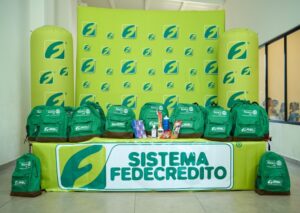 Sistema Fedecrédito entrega donativo de mochilas en centros escolares